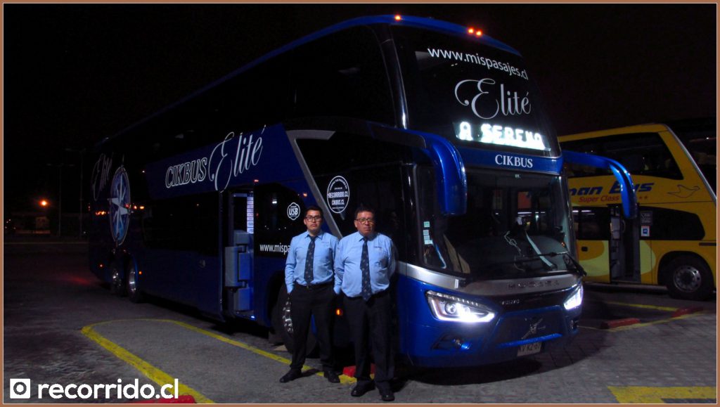 Giordano (asistente) y Antonio (conductor) con el nuevo bus Modasa Zeus 4